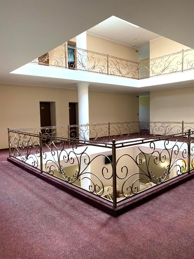 New Continent Hotel Bushtyno Екстериор снимка