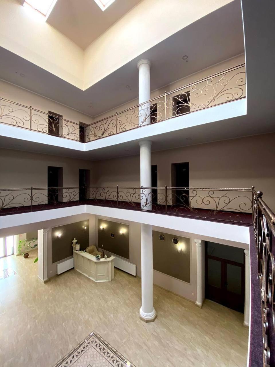 New Continent Hotel Bushtyno Екстериор снимка